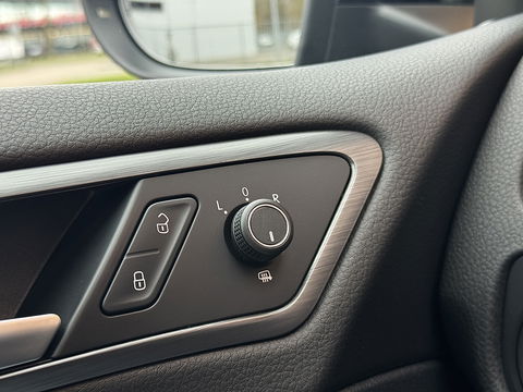 Volkswagen Golf 1.0 TSI Comfortline Business | Apple Carplay | Android Auto | Navigatie | Stoelverwarming | Massage Stoel | Adaptieve Cruise Control | DAB | Isofix | Front Assist |