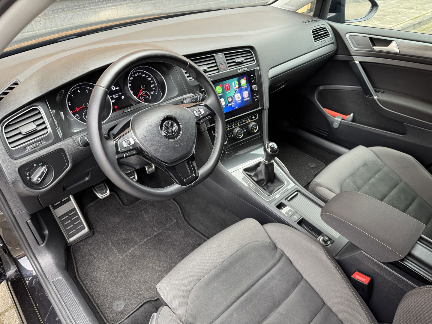 Volkswagen Golf 1.0 TSI Comfortline Business | Apple Carplay | Android Auto | Navigatie | Stoelverwarming | Massage Stoel | Adaptieve Cruise Control | DAB | Isofix | Front Assist |