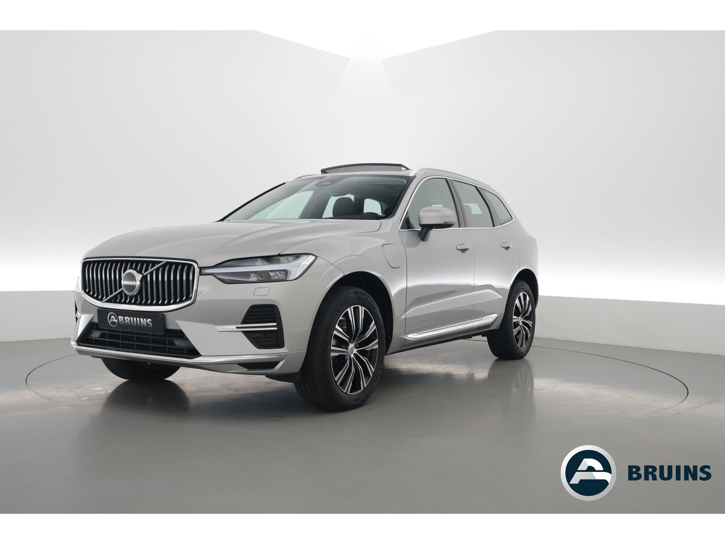 Volvo XC60 2.0 T6 Plug-in hybrid AWD Inscription | Google | Trekhaak | Pano-dak | Camera | Stoel + stuurverwarming |