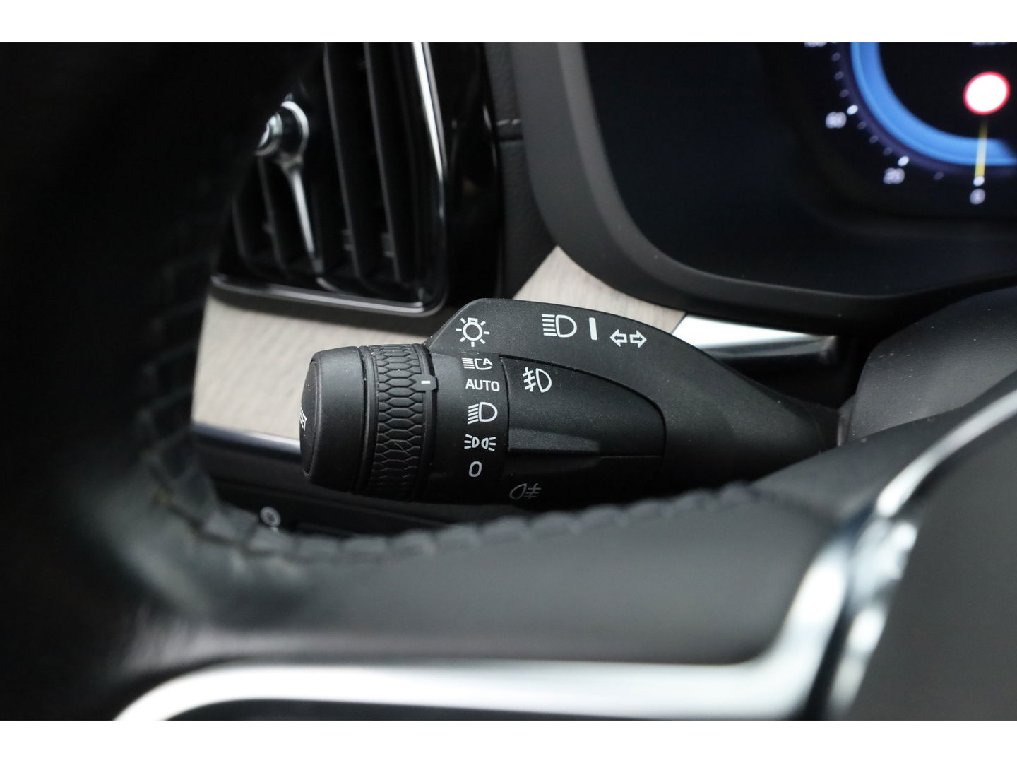 Volvo XC60 2.0 T6 Plug-in hybrid AWD Inscription | Google | Trekhaak | Pano-dak | Camera | Stoel + stuurverwarming |