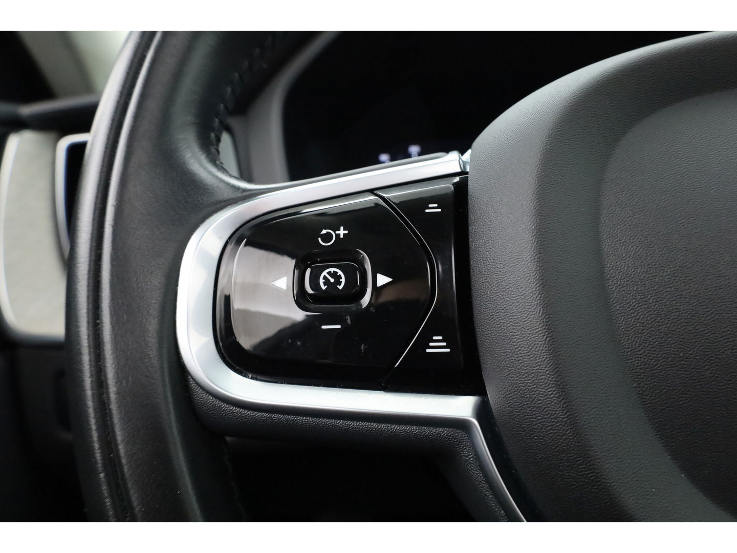 Volvo XC60 2.0 T6 Plug-in hybrid AWD Inscription | Google | Trekhaak | Pano-dak | Camera | Stoel + stuurverwarming |