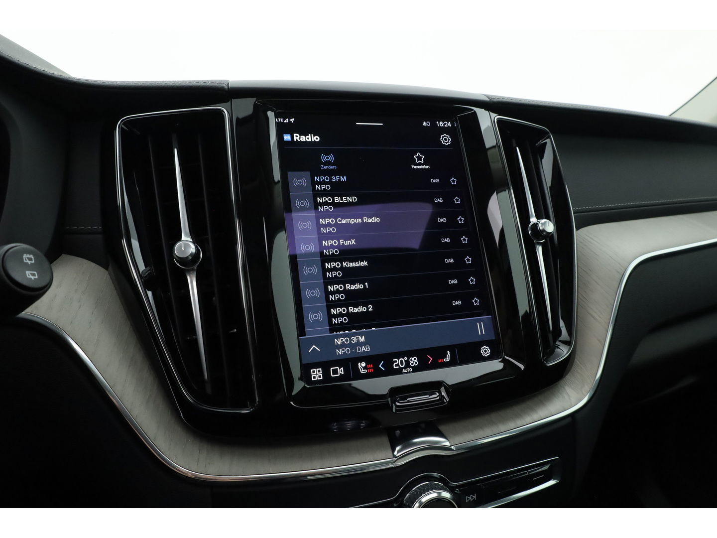 Volvo XC60 2.0 T6 Plug-in hybrid AWD Inscription | Google | Trekhaak | Pano-dak | Camera | Stoel + stuurverwarming |