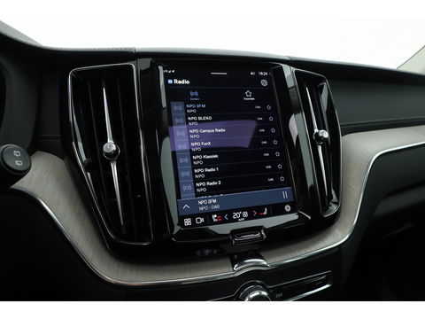 Volvo XC60 2.0 T6 Plug-in hybrid AWD Inscription | Google | Trekhaak | Pano-dak | Camera | Stoel + stuurverwarming |