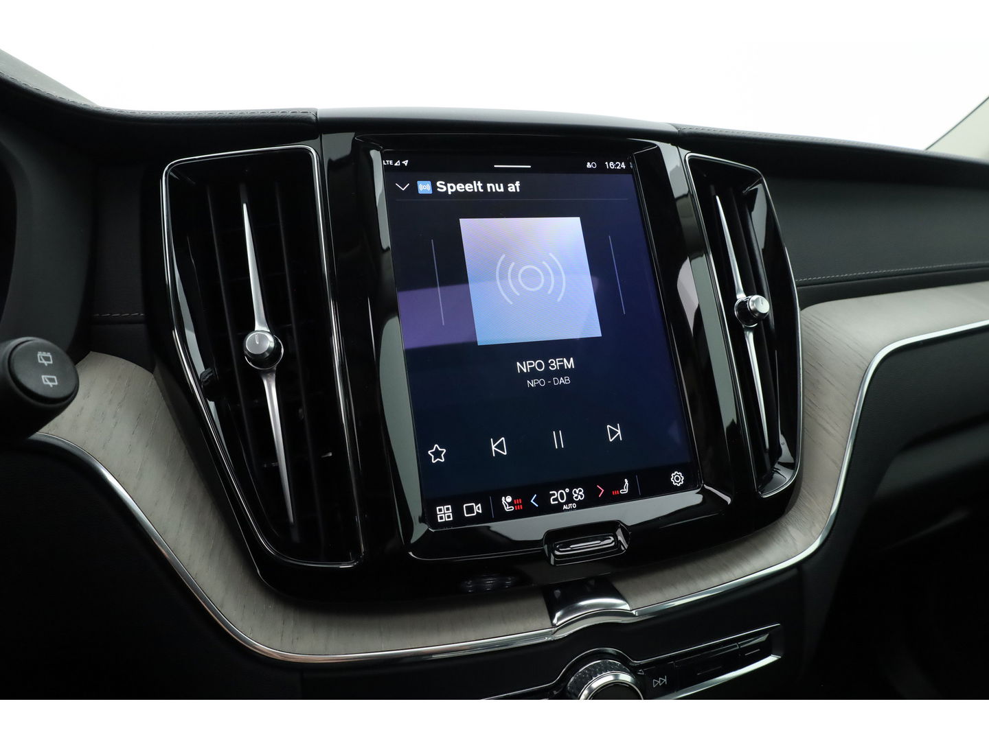 Volvo XC60 2.0 T6 Plug-in hybrid AWD Inscription | Google | Trekhaak | Pano-dak | Camera | Stoel + stuurverwarming |