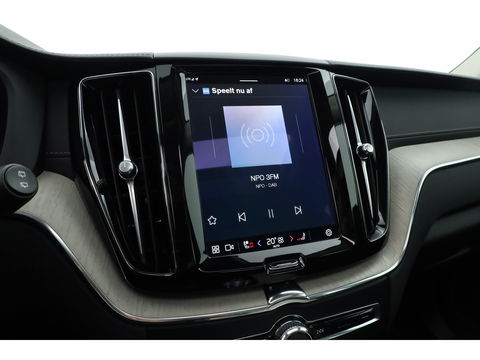 Volvo XC60 2.0 T6 Plug-in hybrid AWD Inscription | Google | Trekhaak | Pano-dak | Camera | Stoel + stuurverwarming |