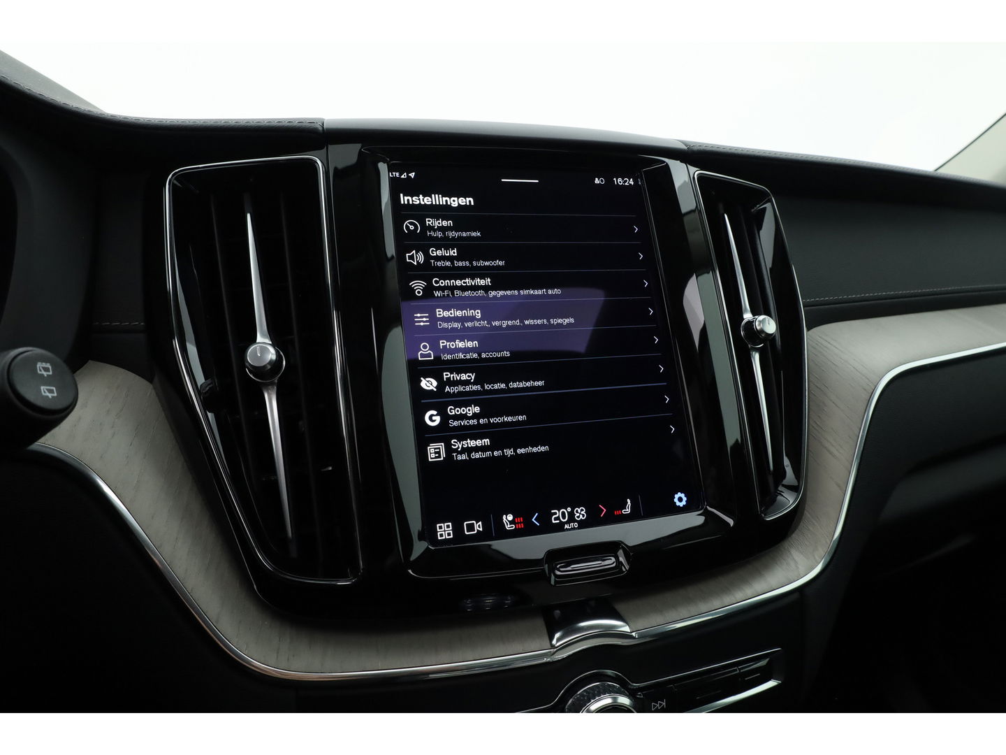 Volvo XC60 2.0 T6 Plug-in hybrid AWD Inscription | Google | Trekhaak | Pano-dak | Camera | Stoel + stuurverwarming |