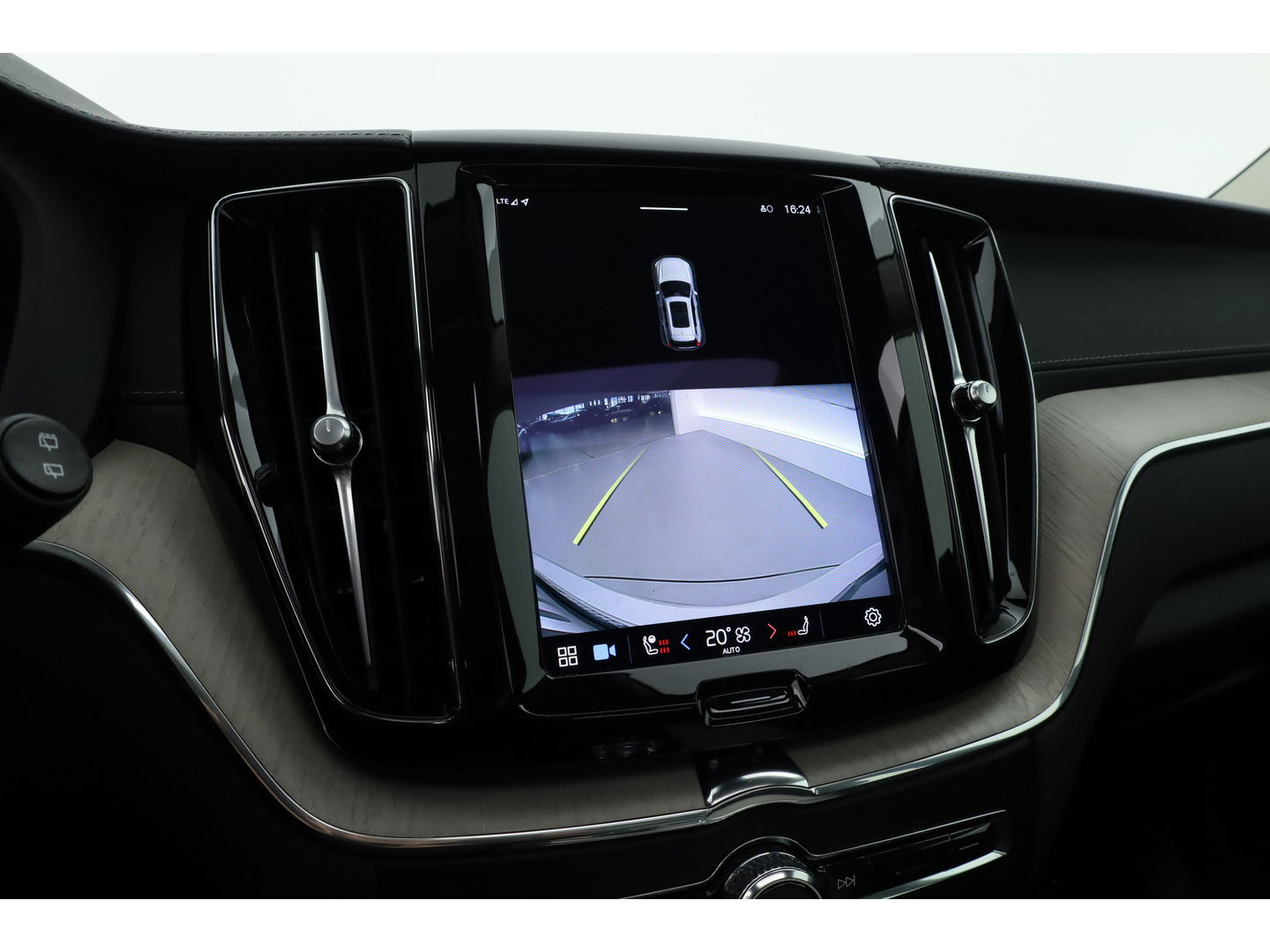 Volvo XC60 2.0 T6 Plug-in hybrid AWD Inscription | Google | Trekhaak | Pano-dak | Camera | Stoel + stuurverwarming |