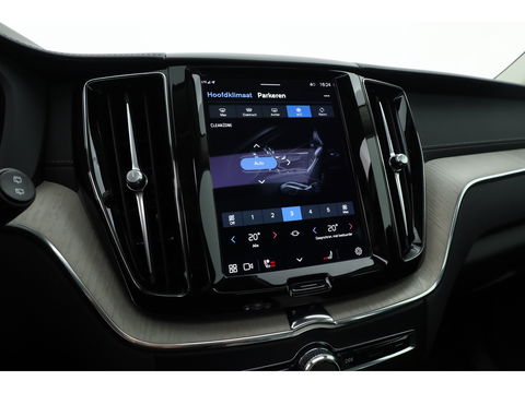 Volvo XC60 2.0 T6 Plug-in hybrid AWD Inscription | Google | Trekhaak | Pano-dak | Camera | Stoel + stuurverwarming |