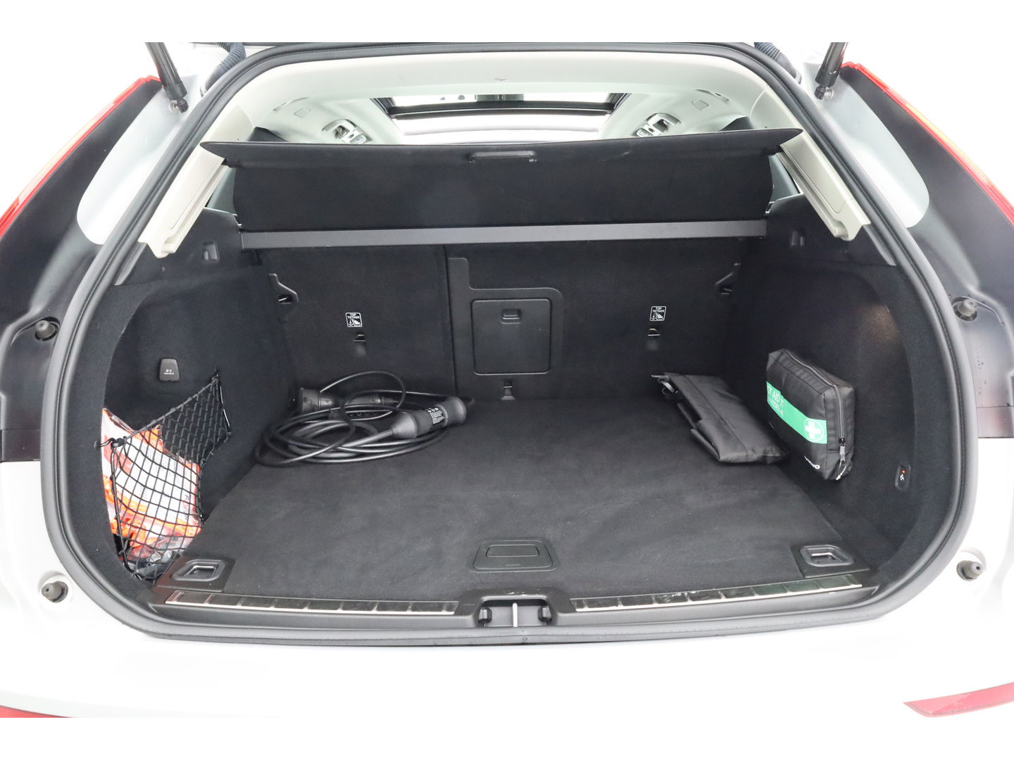 Volvo XC60 2.0 T6 Plug-in hybrid AWD Inscription | Google | Trekhaak | Pano-dak | Camera | Stoel + stuurverwarming |