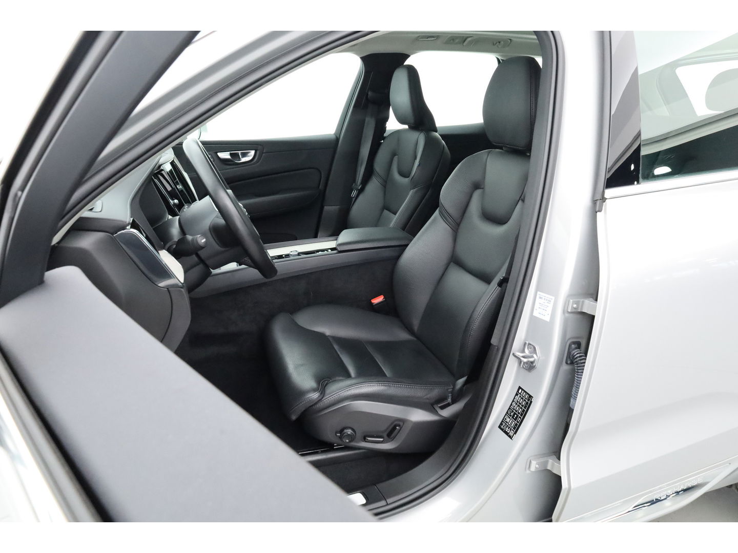 Volvo XC60 2.0 T6 Plug-in hybrid AWD Inscription | Google | Trekhaak | Pano-dak | Camera | Stoel + stuurverwarming |