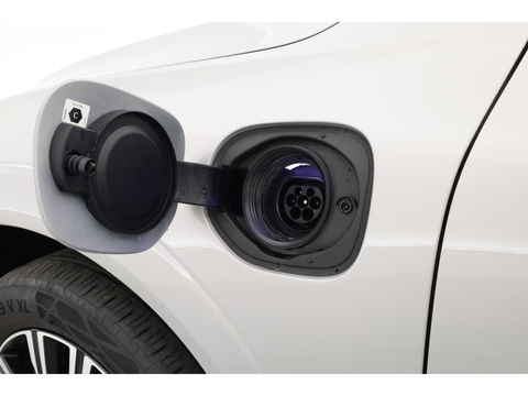 Volvo XC60 2.0 T6 Plug-in hybrid AWD Inscription | Google | Trekhaak | Pano-dak | Camera | Stoel + stuurverwarming |