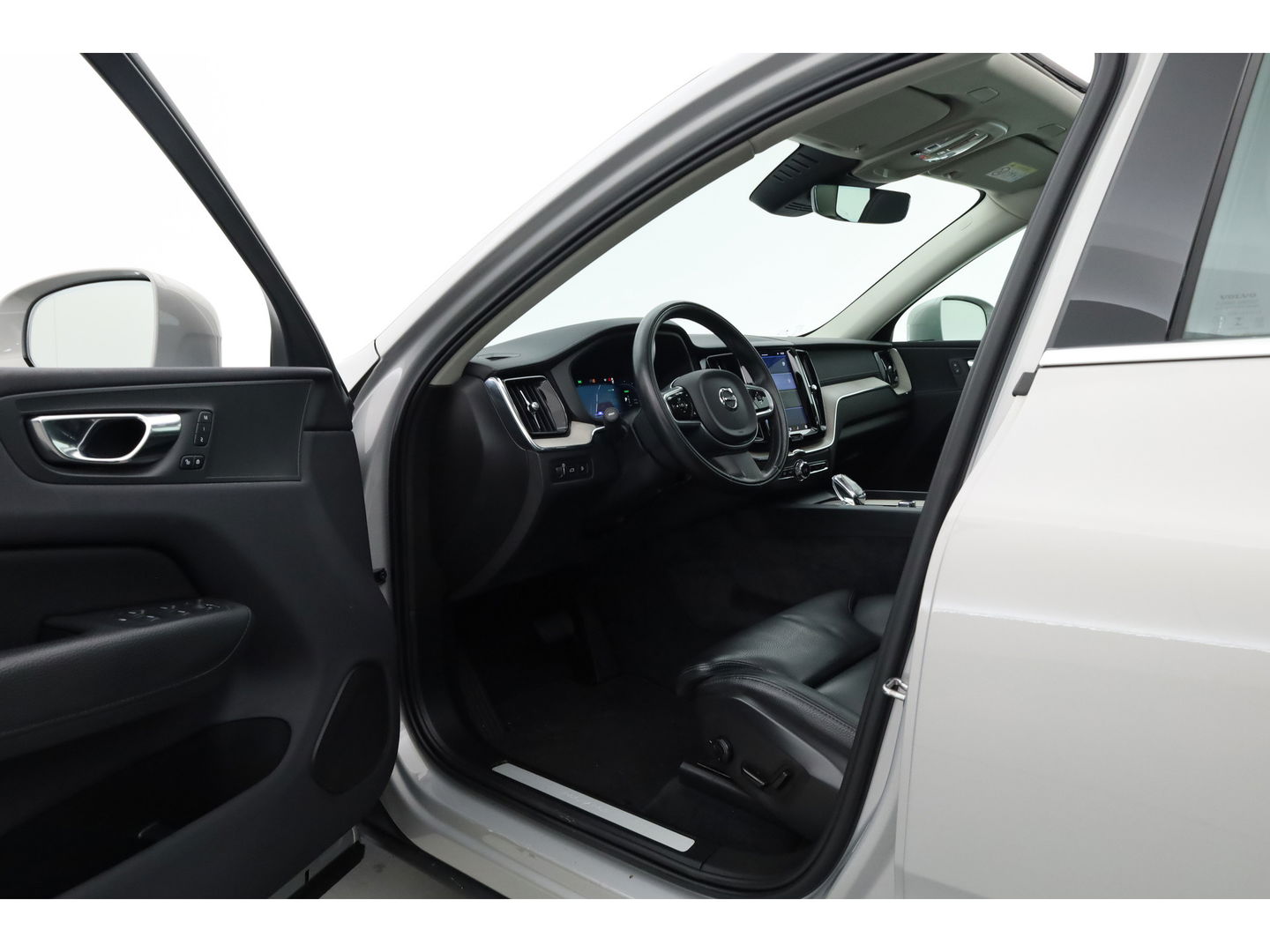 Volvo XC60 2.0 T6 Plug-in hybrid AWD Inscription | Google | Trekhaak | Pano-dak | Camera | Stoel + stuurverwarming |