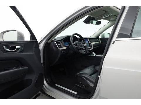 Volvo XC60 2.0 T6 Plug-in hybrid AWD Inscription | Google | Trekhaak | Pano-dak | Camera | Stoel + stuurverwarming |