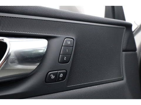 Volvo XC60 2.0 T6 Plug-in hybrid AWD Inscription | Google | Trekhaak | Pano-dak | Camera | Stoel + stuurverwarming |