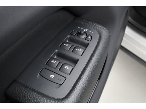 Volvo XC60 2.0 T6 Plug-in hybrid AWD Inscription | Google | Trekhaak | Pano-dak | Camera | Stoel + stuurverwarming |