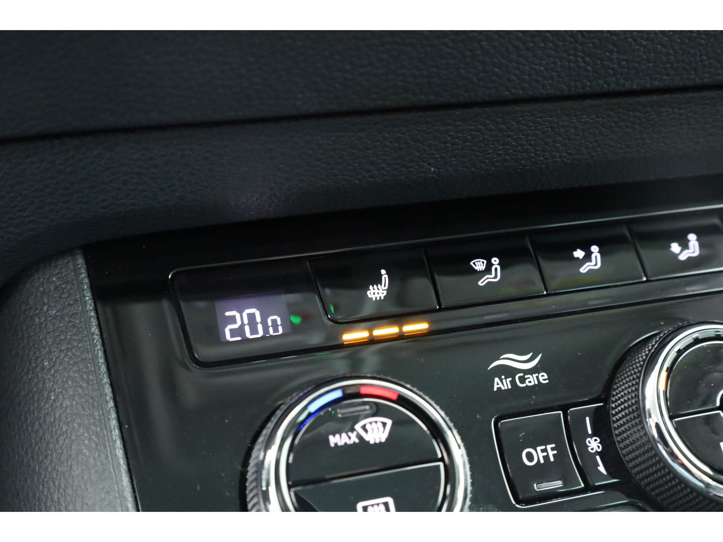 Škoda Karoq 1.5 TSI ACT Style DSG | Navi | Adapt. Cruise | Camera | Keyless | All Season | Apple CarPlay | Stoelverw.