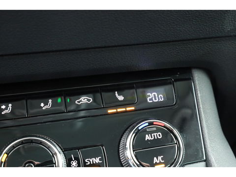 Škoda Karoq 1.5 TSI ACT Style DSG | Navi | Adapt. Cruise | Camera | Keyless | All Season | Apple CarPlay | Stoelverw.