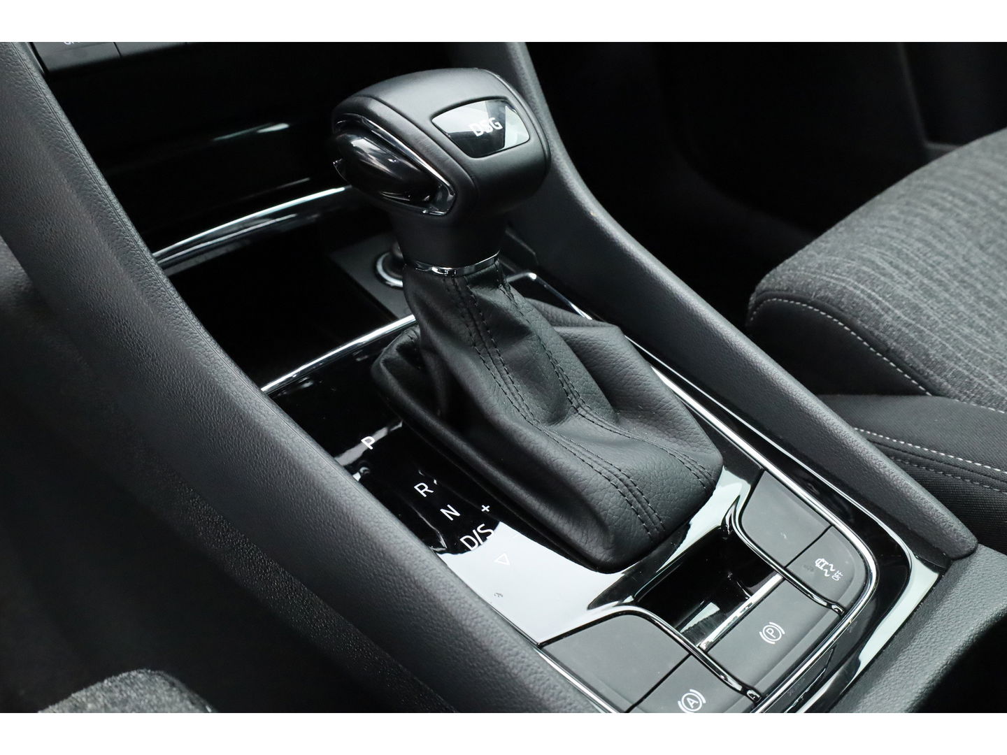 Škoda Karoq 1.5 TSI ACT Style DSG | Navi | Adapt. Cruise | Camera | Keyless | All Season | Apple CarPlay | Stoelverw.