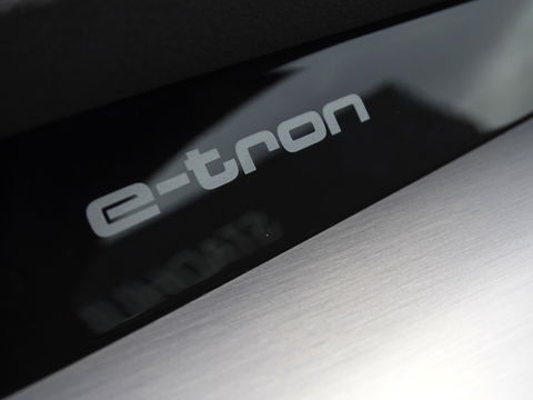 Audi Q8 e-tron 50 340PK Quattro / S-line / 360° / 2023