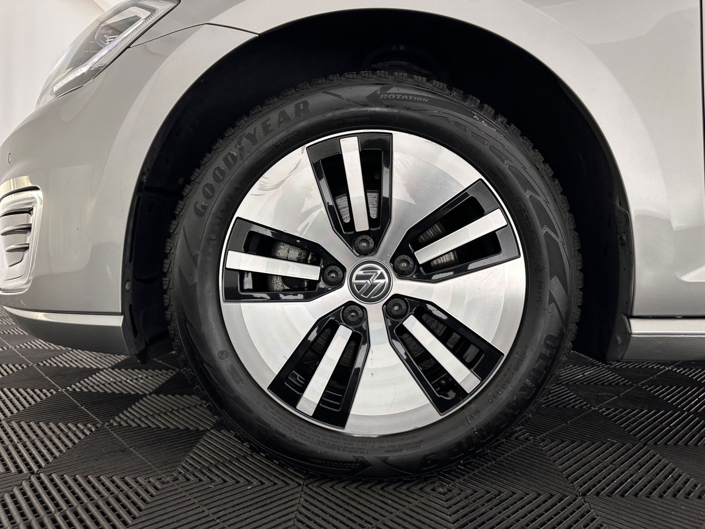 Volkswagen e-Golf {SOH-91%} (INCL-BTW) Aut. *HEATPUMP | ADAPTIVE-CRUISE | DIGI-COCKPIT | FULL-LED | NAVI-FULLMAP | COMFORTSEATS | ECC | PARKPILOT | CCS-FASTLOADER | 16''ALU*