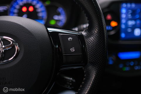 Toyota Yaris 1.5 Hybrid Dynamic | Panorama | Camera | Trekhaak | Winterset | NL auto NAP | Rijklaarprijs | Cruise |