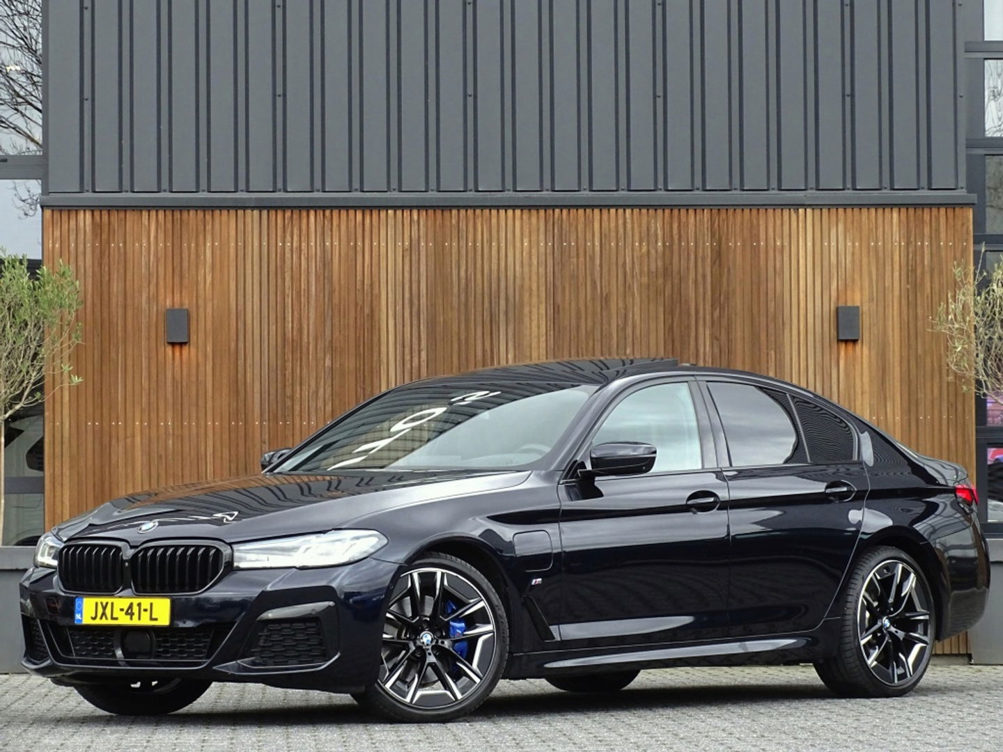 BMW 5 Serie 530e 292PK M-Sport / M- Individual / alcantara / 360° / Laser