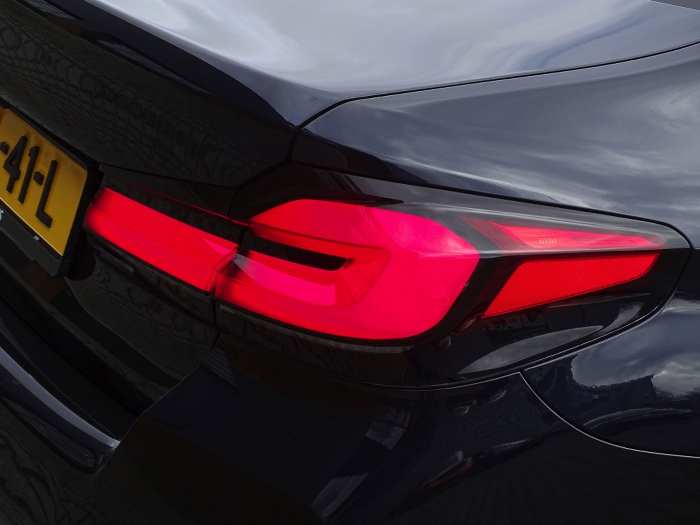 BMW 5 Serie 530e 292PK M-Sport / M- Individual / alcantara / 360° / Laser