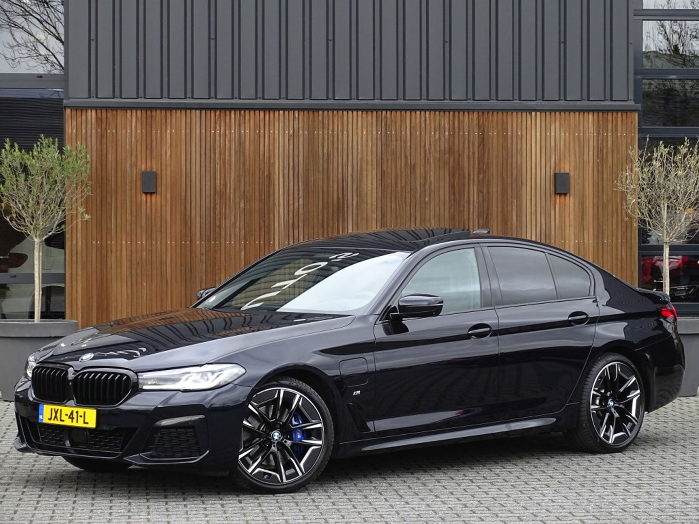 BMW 5 Serie 530e 292PK M-Sport / M- Individual / alcantara / 360° / Laser