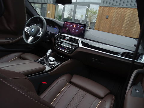 BMW 5 Serie 530e 292PK M-Sport / M- Individual / alcantara / 360° / Laser