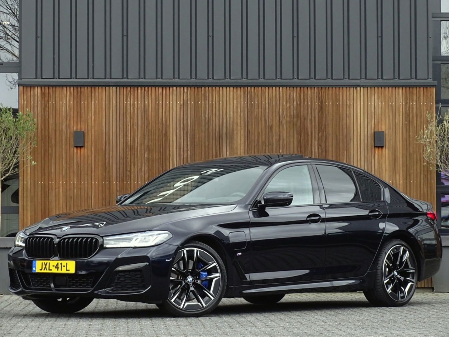 BMW 5 Serie 530e 292PK M-Sport / M- Individual / alcantara / 360° / Laser