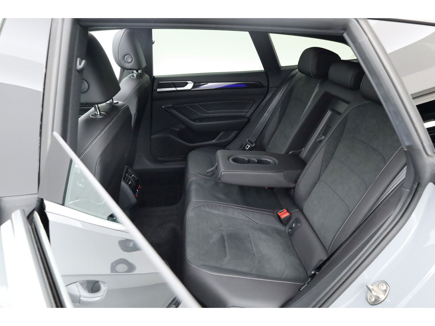 Volkswagen Arteon Shooting Brake 1.4 TSI eHybrid R-Line Business+ | Pano | HUD | 360cam | Massage | Elek. Trekhaak | Stoel- Stuurverw. | Adapt. Cruise