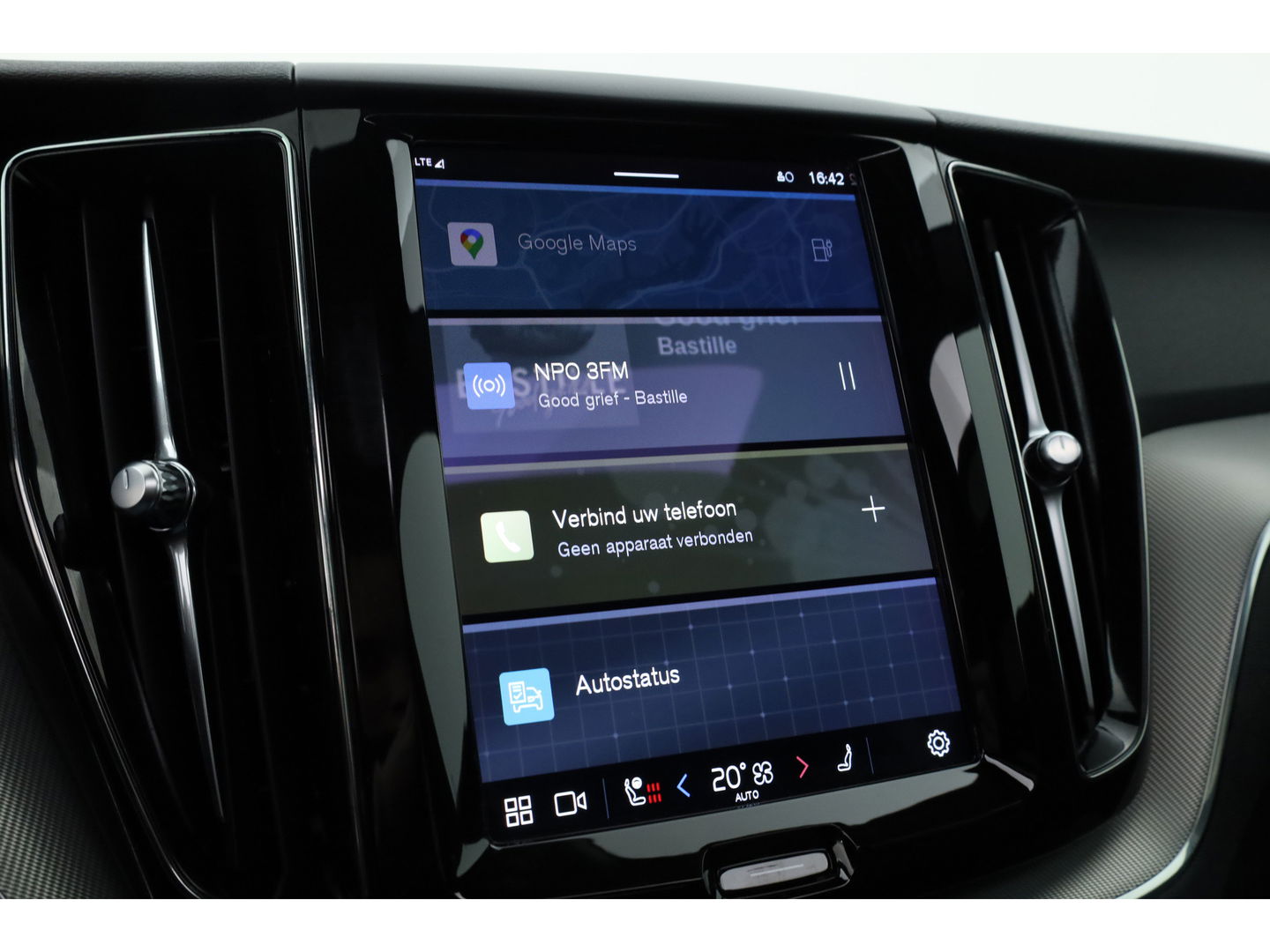 Volvo XC60 2.0 T6 Plug-in hybrid AWD Plus Dark | Trekhaak | Pano | ACC | Blis  | H&K Audio | Sport stoelen | stoel&stuur Verw. |