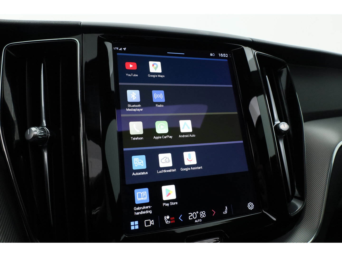 Volvo XC60 2.0 T6 Plug-in hybrid AWD Plus Dark | Trekhaak | Pano | ACC | Blis  | H&K Audio | Sport stoelen | stoel&stuur Verw. |