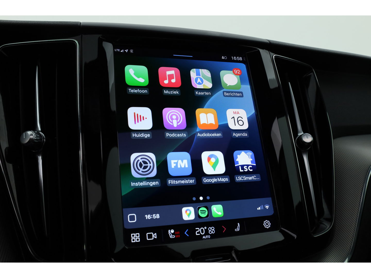 Volvo XC60 2.0 T6 Plug-in hybrid AWD Plus Dark | Trekhaak | Pano | ACC | Blis  | H&K Audio | Sport stoelen | stoel&stuur Verw. |