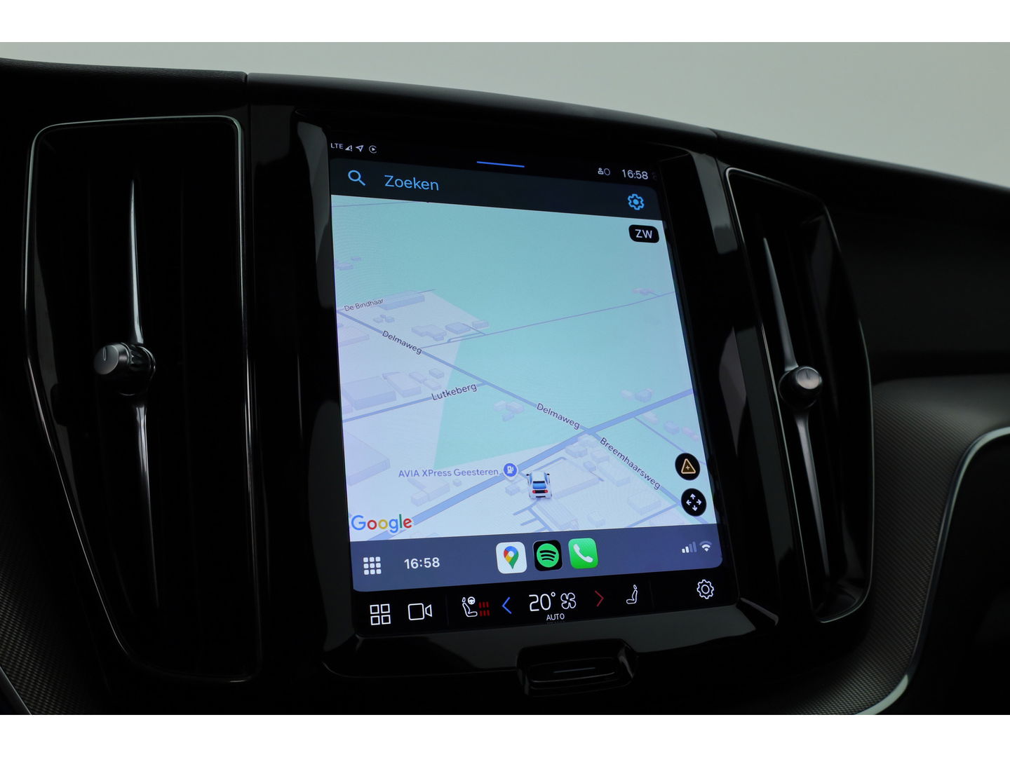 Volvo XC60 2.0 T6 Plug-in hybrid AWD Plus Dark | Trekhaak | Pano | ACC | Blis  | H&K Audio | Sport stoelen | stoel&stuur Verw. |