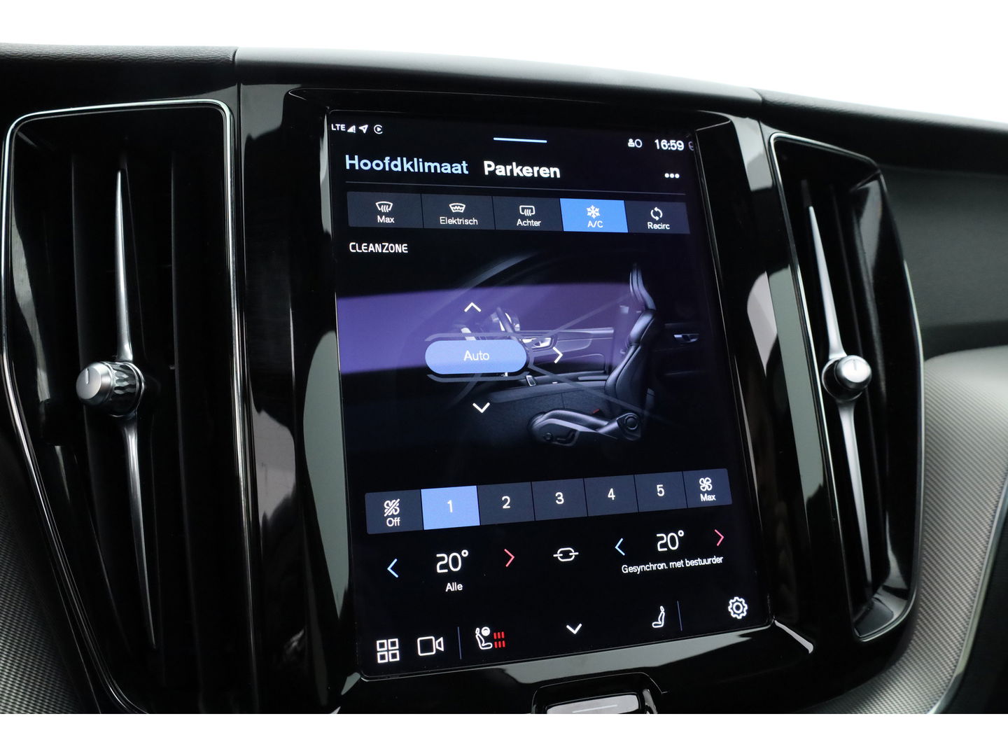 Volvo XC60 2.0 T6 Plug-in hybrid AWD Plus Dark | Trekhaak | Pano | ACC | Blis  | H&K Audio | Sport stoelen | stoel&stuur Verw. |