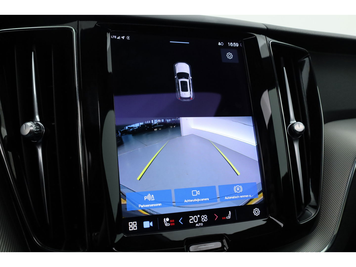 Volvo XC60 2.0 T6 Plug-in hybrid AWD Plus Dark | Trekhaak | Pano | ACC | Blis  | H&K Audio | Sport stoelen | stoel&stuur Verw. |