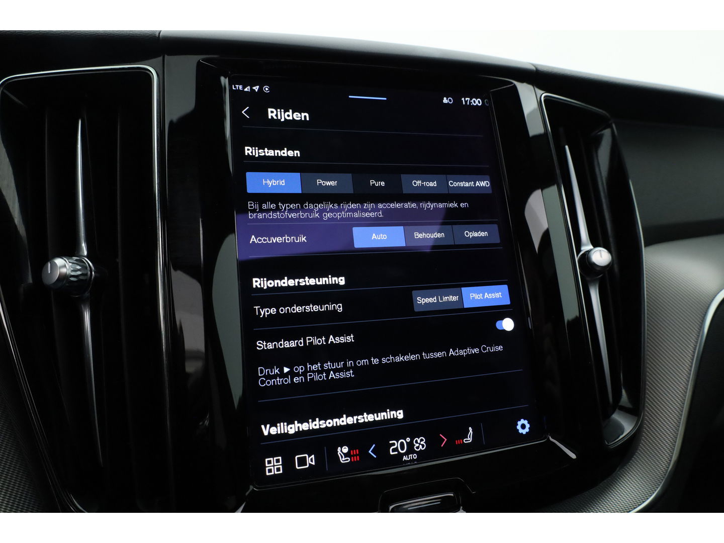 Volvo XC60 2.0 T6 Plug-in hybrid AWD Plus Dark | Trekhaak | Pano | ACC | Blis  | H&K Audio | Sport stoelen | stoel&stuur Verw. |