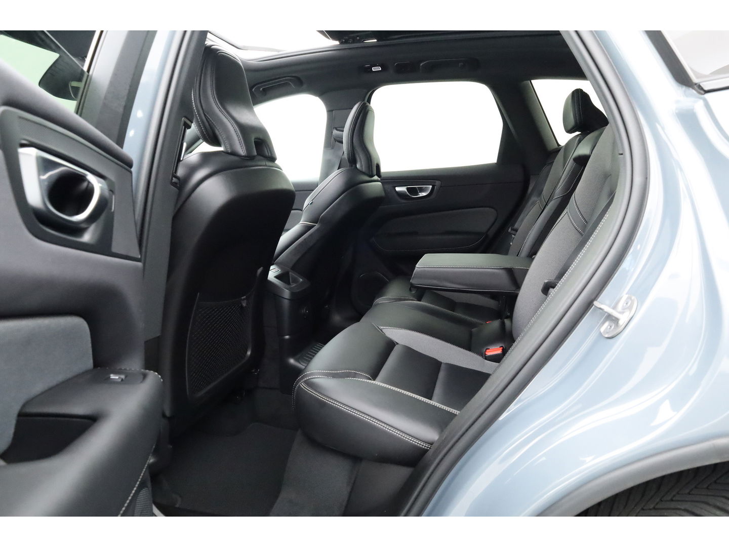 Volvo XC60 2.0 T6 Plug-in hybrid AWD Plus Dark | Trekhaak | Pano | ACC | Blis  | H&K Audio | Sport stoelen | stoel&stuur Verw. |