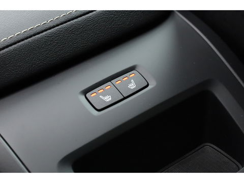 Volvo XC60 2.0 T6 Plug-in hybrid AWD Plus Dark | Trekhaak | Pano | ACC | Blis  | H&K Audio | Sport stoelen | stoel&stuur Verw. |