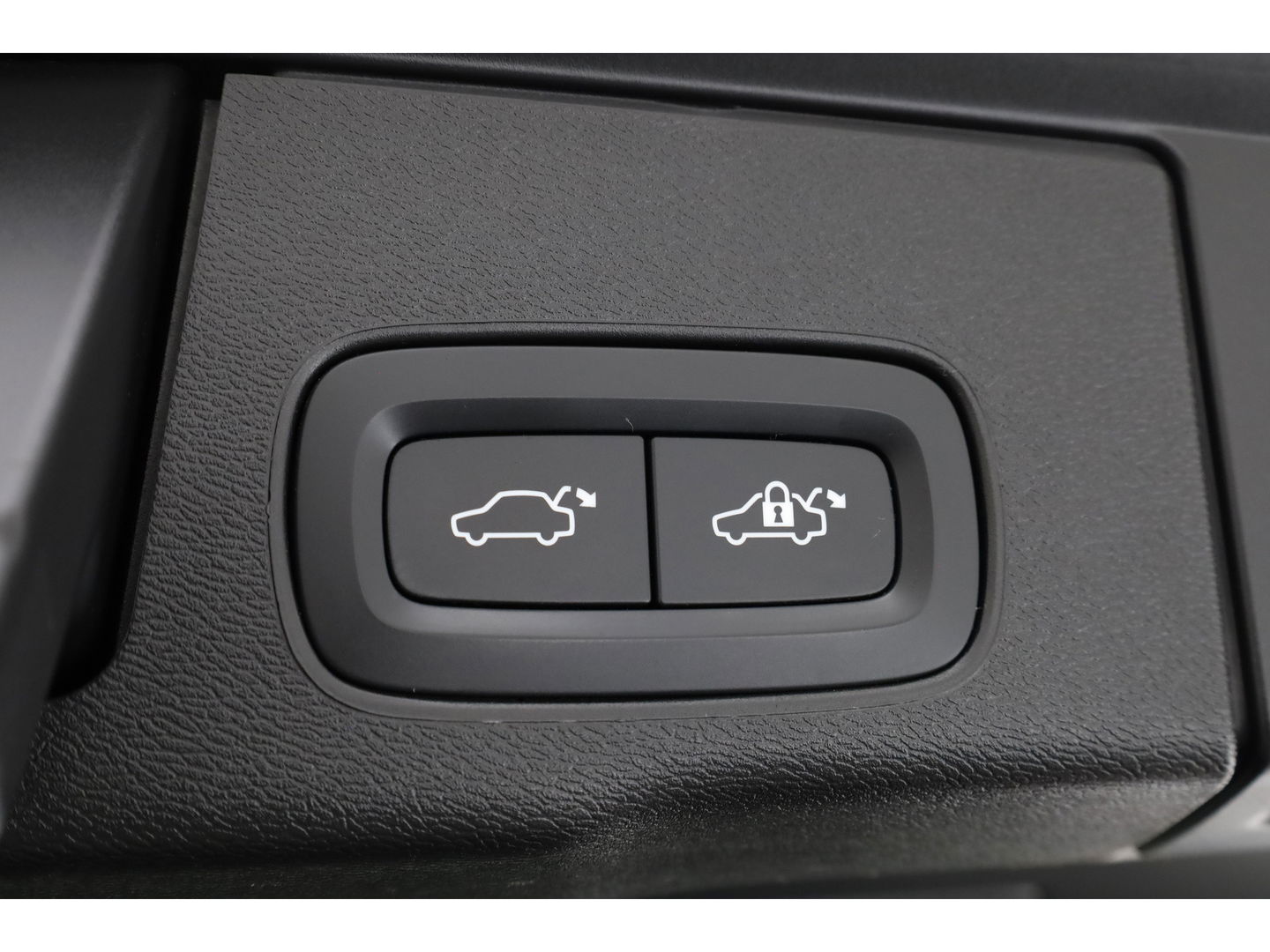 Volvo XC60 2.0 T6 Plug-in hybrid AWD Plus Dark | Trekhaak | Pano | ACC | Blis  | H&K Audio | Sport stoelen | stoel&stuur Verw. |