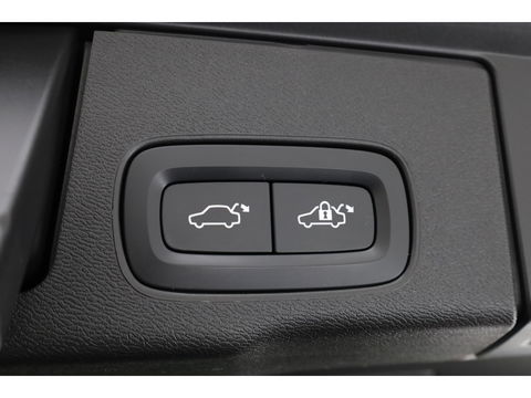 Volvo XC60 2.0 T6 Plug-in hybrid AWD Plus Dark | Trekhaak | Pano | ACC | Blis  | H&K Audio | Sport stoelen | stoel&stuur Verw. |