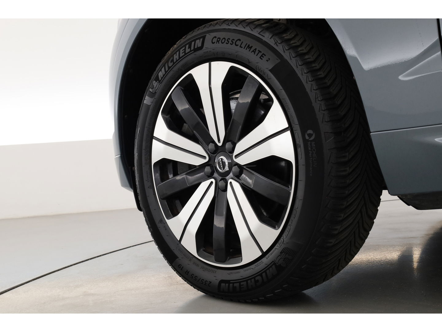 Volvo XC60 2.0 T6 Plug-in hybrid AWD Plus Dark | Trekhaak | Pano | ACC | Blis  | H&K Audio | Sport stoelen | stoel&stuur Verw. |