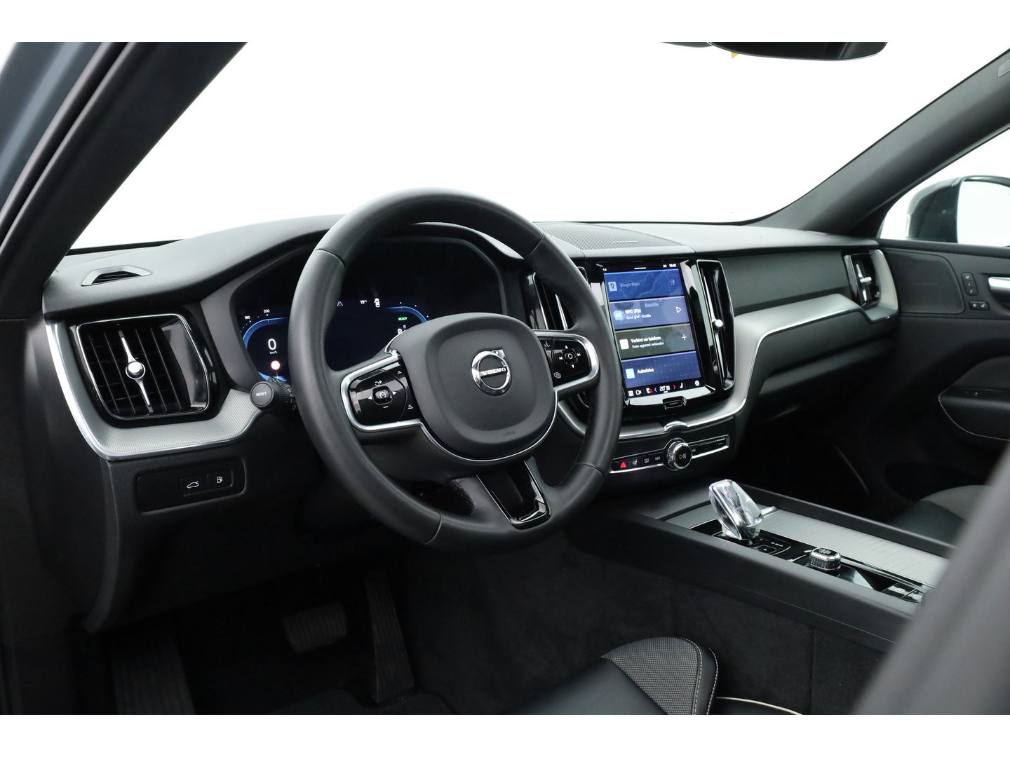 Volvo XC60 2.0 T6 Plug-in hybrid AWD Plus Dark | Trekhaak | Pano | ACC | Blis  | H&K Audio | Sport stoelen | stoel&stuur Verw. |