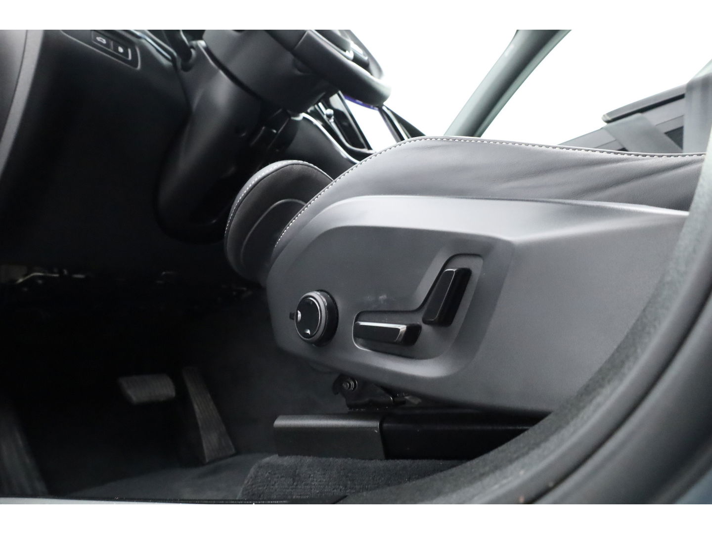 Volvo XC60 2.0 T6 Plug-in hybrid AWD Plus Dark | Trekhaak | Pano | ACC | Blis  | H&K Audio | Sport stoelen | stoel&stuur Verw. |