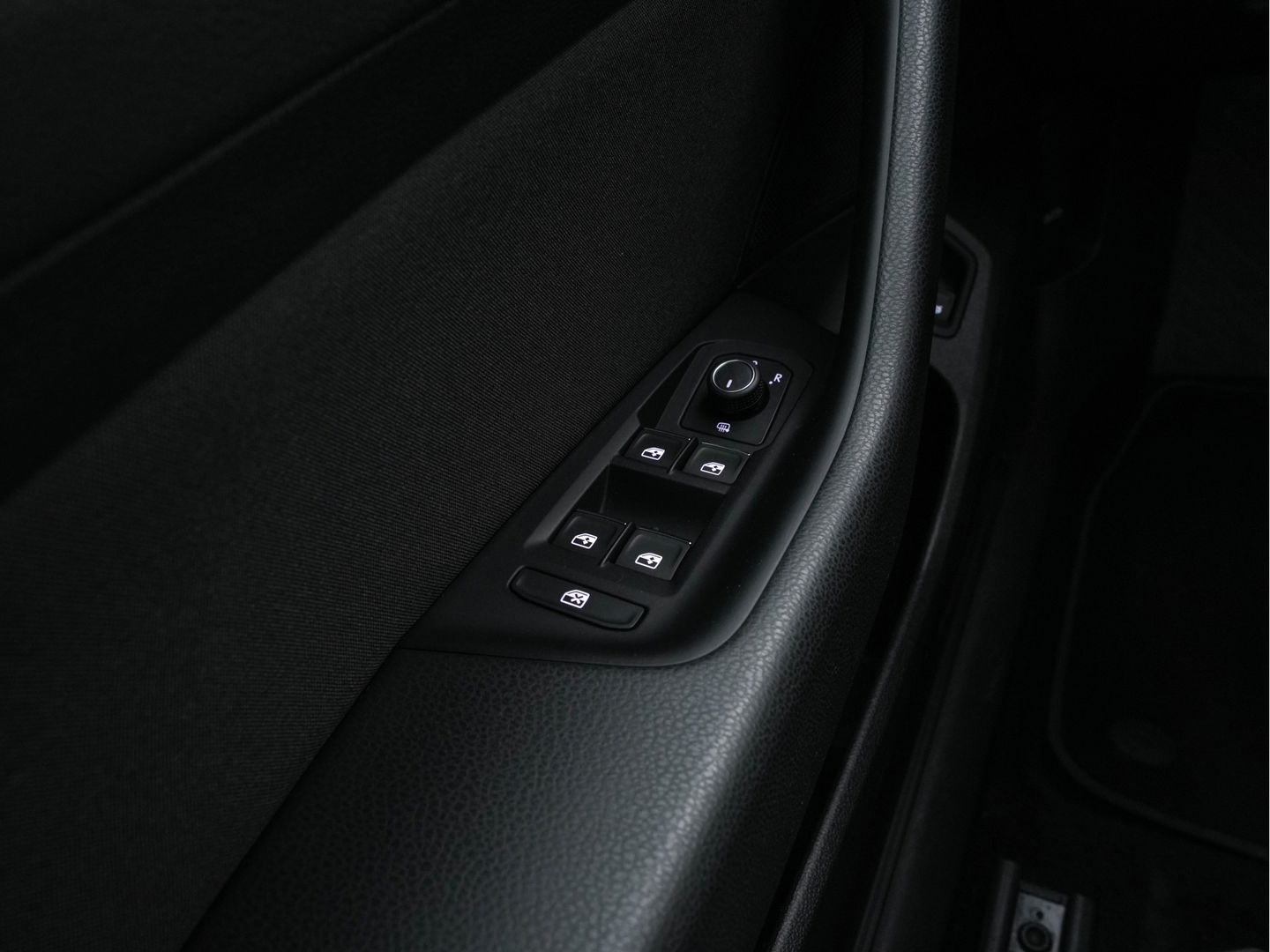 Volkswagen Passat 1.4 TSI GTE Business (Plug-In) (INCL-BTW) Aut. *FULL-LED | DIGI-COCKPIT | ADAPTIVE-CRUISE | NAVI-FULLMAP | KEYLESS | DAB+ | COMFORT-SEATS | SHIFTPADDLES | PRIVACY-GLASS | PDC | CAMERA | CARPLAY | 17''ALU*