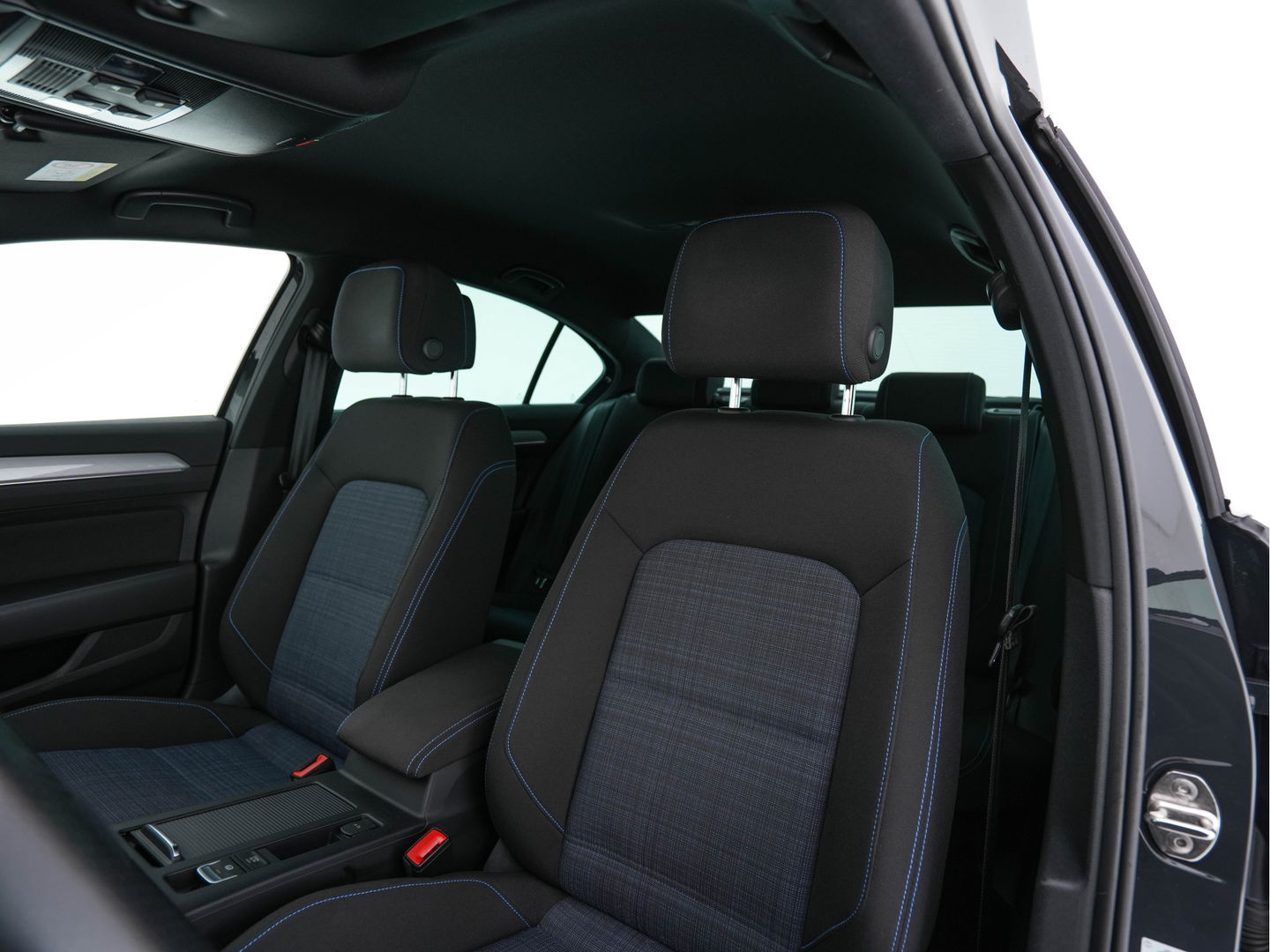 Volkswagen Passat 1.4 TSI GTE Business (Plug-In) (INCL-BTW) Aut. *FULL-LED | DIGI-COCKPIT | ADAPTIVE-CRUISE | NAVI-FULLMAP | KEYLESS | DAB+ | COMFORT-SEATS | SHIFTPADDLES | PRIVACY-GLASS | PDC | CAMERA | CARPLAY | 17''ALU*