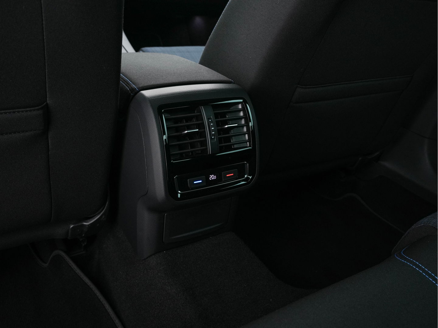 Volkswagen Passat 1.4 TSI GTE Business (Plug-In) (INCL-BTW) Aut. *FULL-LED | DIGI-COCKPIT | ADAPTIVE-CRUISE | NAVI-FULLMAP | KEYLESS | DAB+ | COMFORT-SEATS | SHIFTPADDLES | PRIVACY-GLASS | PDC | CAMERA | CARPLAY | 17''ALU*