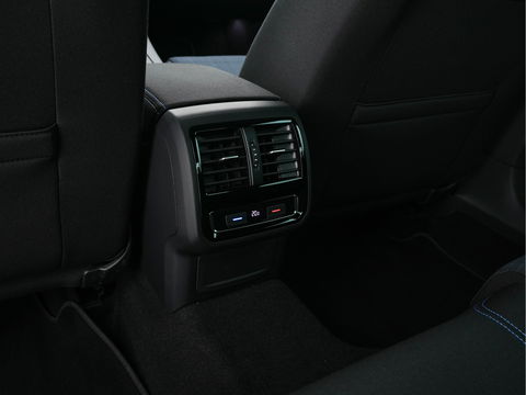 Volkswagen Passat 1.4 TSI GTE Business (Plug-In) (INCL-BTW) Aut. *FULL-LED | DIGI-COCKPIT | ADAPTIVE-CRUISE | NAVI-FULLMAP | KEYLESS | DAB+ | COMFORT-SEATS | SHIFTPADDLES | PRIVACY-GLASS | PDC | CAMERA | CARPLAY | 17''ALU*