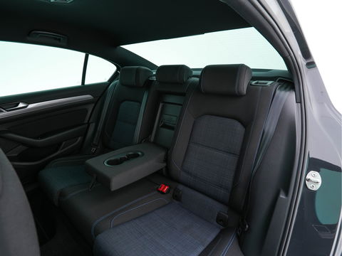 Volkswagen Passat 1.4 TSI GTE Business (Plug-In) (INCL-BTW) Aut. *FULL-LED | DIGI-COCKPIT | ADAPTIVE-CRUISE | NAVI-FULLMAP | KEYLESS | DAB+ | COMFORT-SEATS | SHIFTPADDLES | PRIVACY-GLASS | PDC | CAMERA | CARPLAY | 17''ALU*